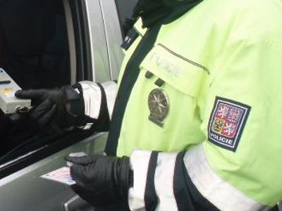 Řidička v Lomnici skončila s autem ve sněhu. Nadýchala 3,5 promile