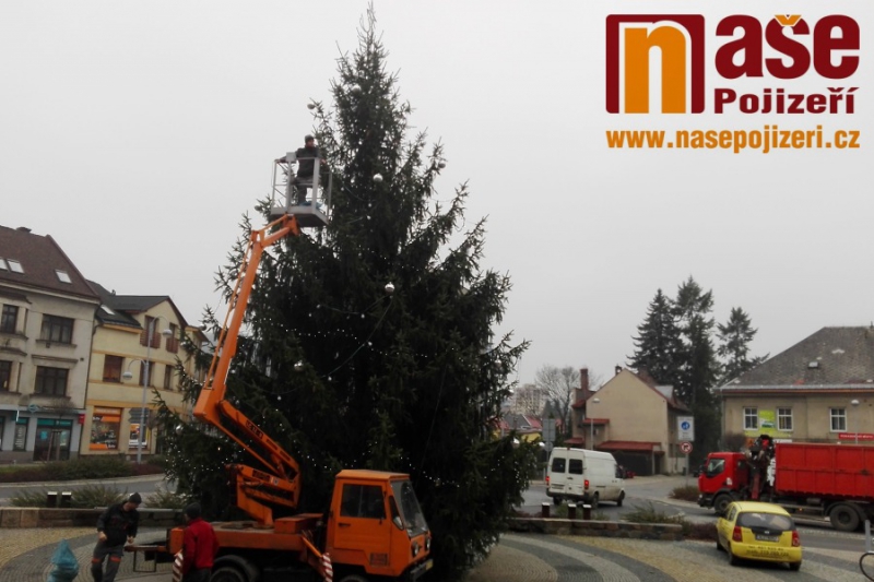 Ve středu 23. listopadu byl na semilském náměstí instalován a ozdoben vánoční strom<br />Autor: Petr Ježek