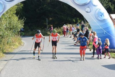 Běžci na kolečkových lyžích jsou v cíli letního šampionátu