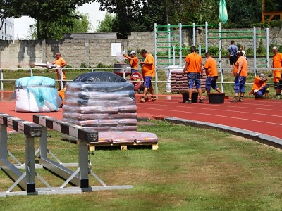 Atletický stadion v Turnově má nový povrch