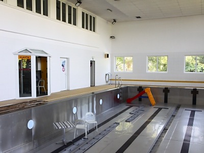 Plavecký bazén v Turnově mění další okna, probíhá i výmalba