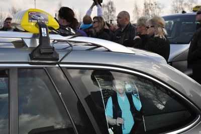 Od sousedů: Sto taxíků uctilo tichou jízdou památku zavražděného