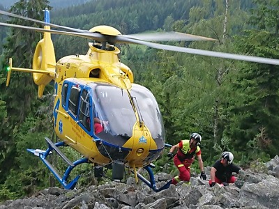 Horolezec spadl na Hnědých skalách, letěl pro něj vrtulník