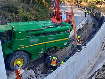 Hasiči vyprošťovali šest hodin v Jablonečku zapadlý kombajn