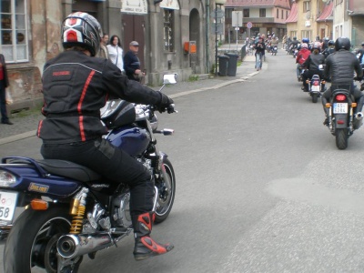 Policie hledá svědky řádění agresivního motorkáře
