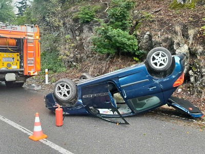 V Rokytnici nad Jizerou skončilo auto na střeše