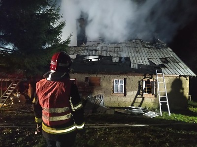 Požár chalupy v Hrabačově likvidovalo sedm hasičských jednotek