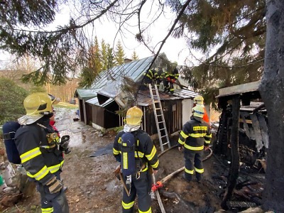 Zasněžovací systém pomohl hasičům při likvidaci požáru v Kořenově