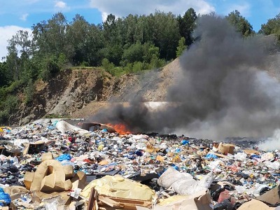 Hořela skládka odpadu v Košťálově