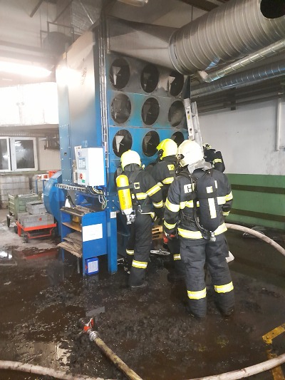 Hasiči likvidovali požár v průmyslové hale v Jilemnici