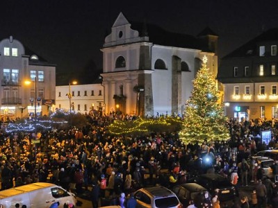 Rozsvícení vánočního stromu sledovalo v Turnově plné náměstí