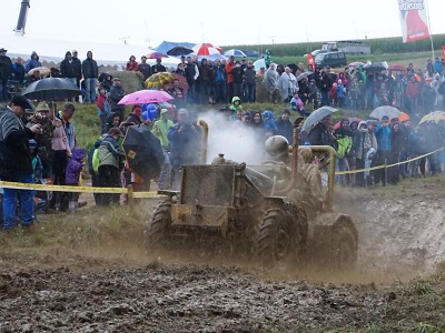 FOTO: I přes déšť dorazilo na traktory do Bozkova dva tisíce diváků
