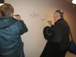 Tomáš Vorel a Jan Gogola se podepsali na hvězdnou zeď v semilském kině Jitřenka. 