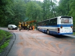 Srážka autobusu s dodávkou uzavřela silnici nad Brodem
