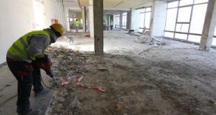 Demoliční práce na hale v Turnově 2 jsou v plné síle