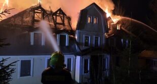 Dvoupatrový dům hořel na Benecku, zasahovalo 11 jednotek hasičů