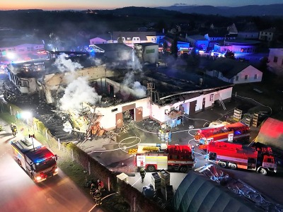 V obci Horka hořel průmyslový objekt, škoda je 300 milionů