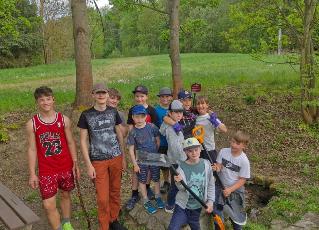 Skauti při čištění studánek