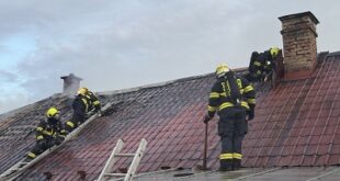 V Mírové hořela střecha rodinného domu