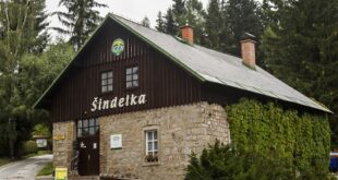 Informační centrum v Harrachově se stěhuje do expozice Šindelka