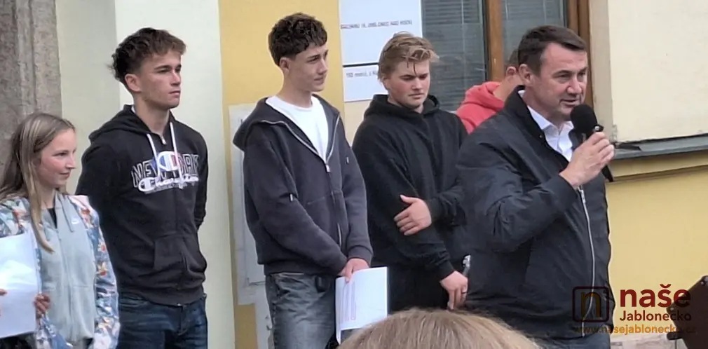 Protest před Gymnáziem U Balvanu