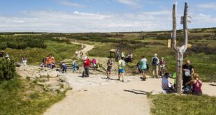 Turisté u pramene Labe v Krkonoších