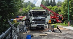 Převrácený kamion v Košťálově museli vyprostit hasiči