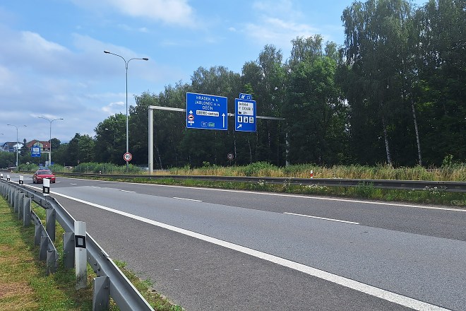 Liberecká silnice mezi ulicemi České mládeže a Hodkovickou