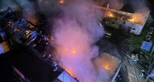 U požáru ve Všelibicích vyhlásili hasiči 2. stupeň požárního poplachu